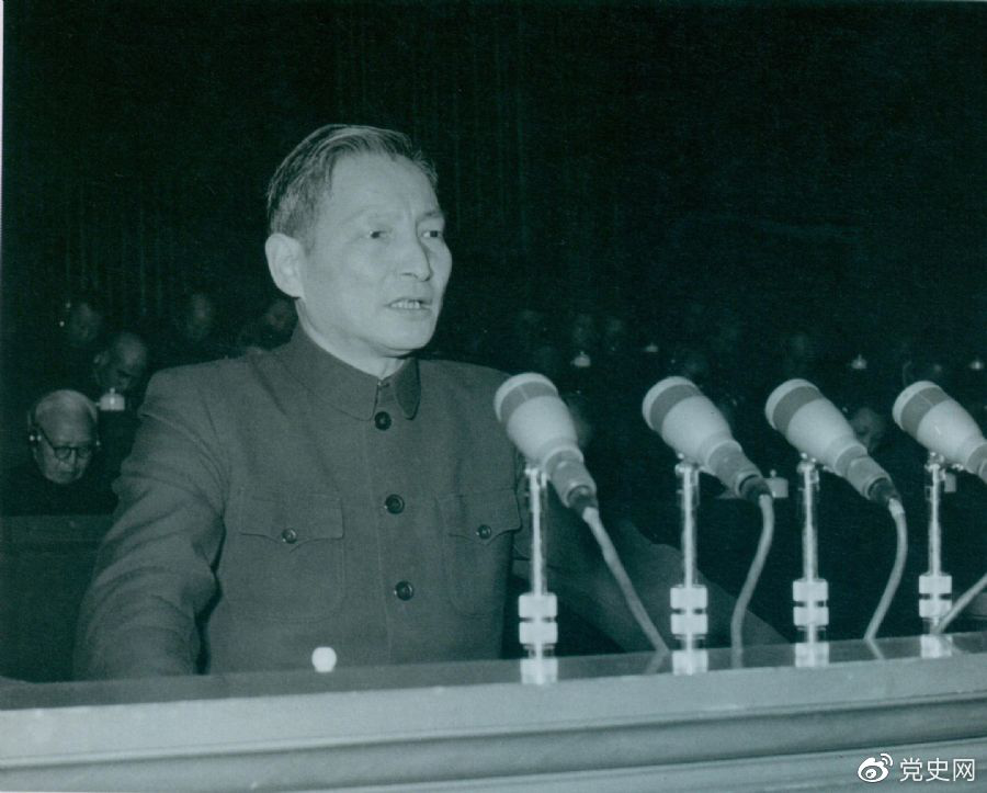 1956年12月，陳云在中華工商業(yè)聯(lián)合會第二屆會員代表大會上作報告。