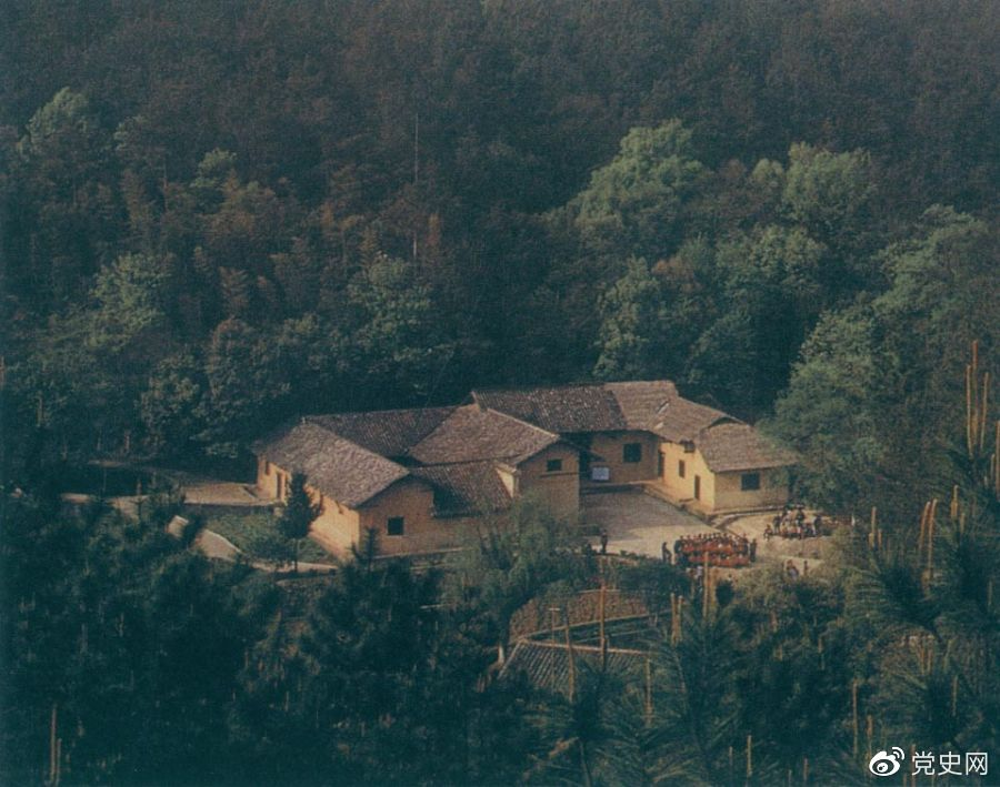 毛澤東故居——湖南省湘潭縣韶山?jīng)_上屋場(chǎng)。1893年12月26日，毛澤東在這里誕生。