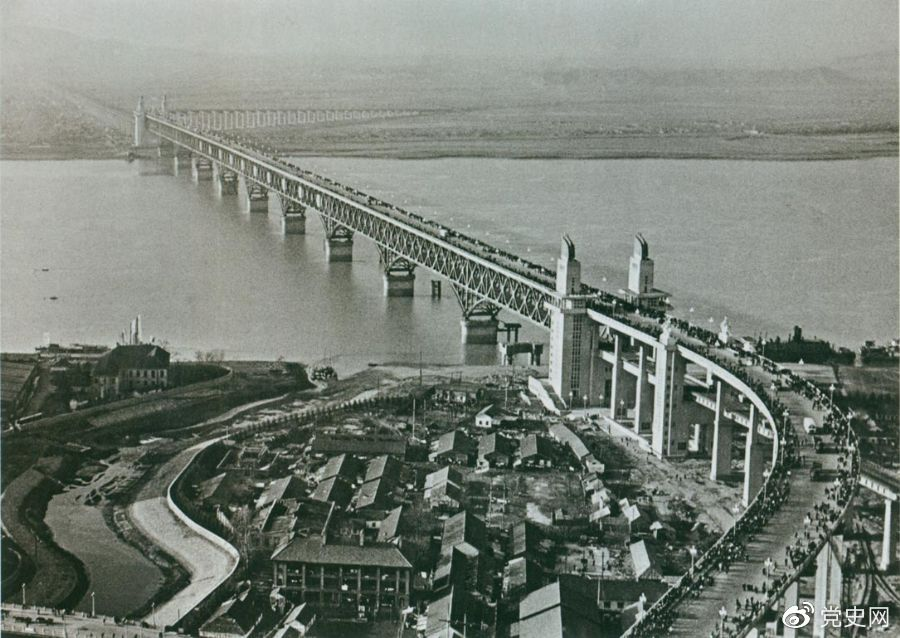 1968年12月29日， 南京長江大橋全面建成通車。這是當(dāng)時中國自行設(shè)計建造的最大的鐵路、公路兩用橋。