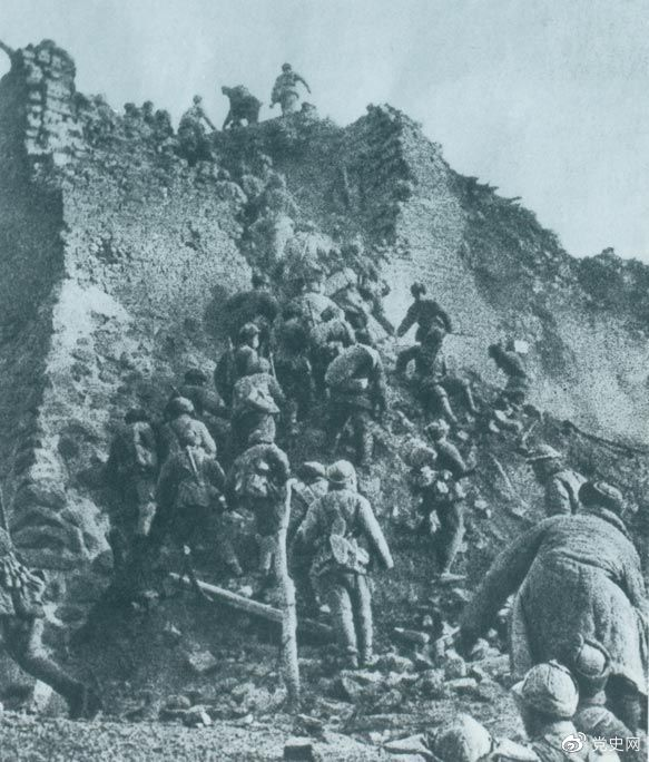 1948年12月，人民解放軍向新保安守?cái)嘲l(fā)起攻擊。這是解放軍戰(zhàn)士登上新保安城頭。 